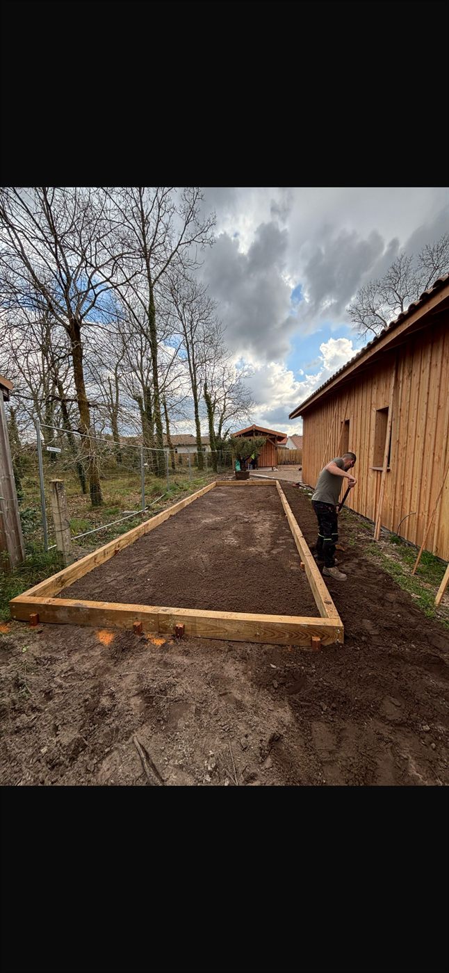 Terrain avant l'aménagement d'un terrain de pétanque