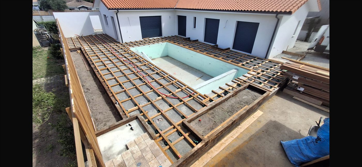 Terrain nu avant la pose d'une terrasse